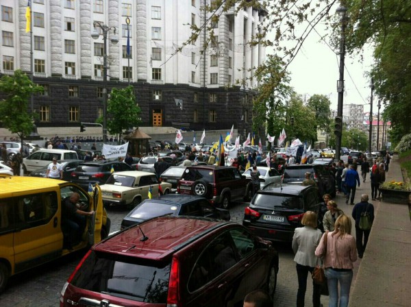 Митингующие также перекрыли движение по улице Грушевского