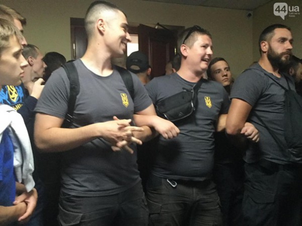Националисты выломали дверь и заблокировали выход
