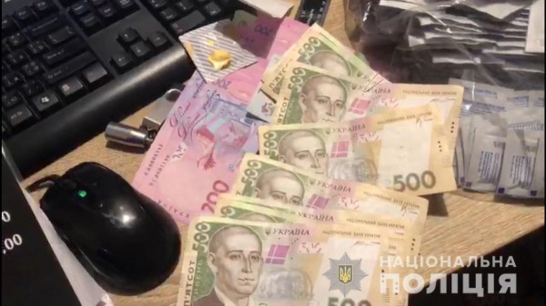 В борделе нашли деньги, которыми клиенты расплатились за услуги