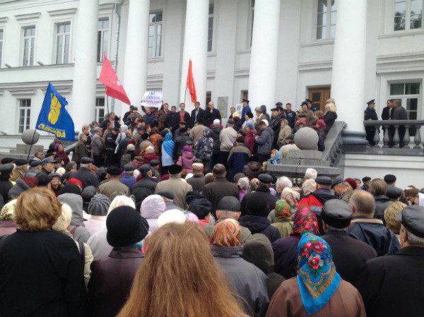 В Полтаве митингующие штурмовали горсовет