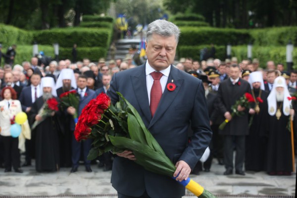 Президент возложил цветы к памятнику