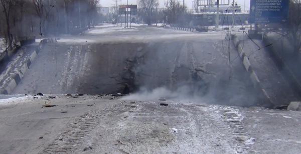В ДНР говорят, что мост на севере Донецка был взорван "в результате контратаки ВСУ"