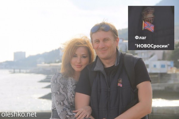 В октябре 2015 года Сворак ездила в оккупированный Крым, где провела отдых с террористом. На фото стоит вместе с Сворак мужчина, на его груди значок