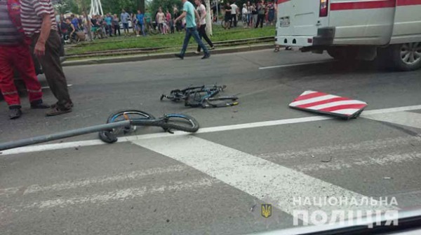 Девочка пересекала дорогу на пешеходном переходе