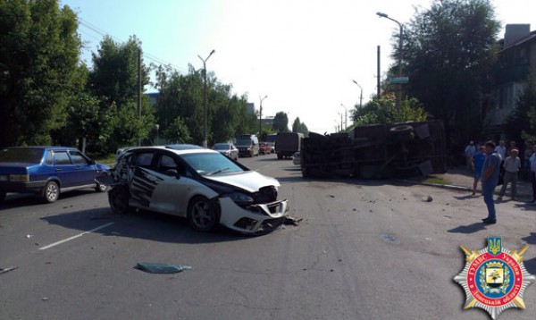 Автобус также выехал на встречную полосу и врезался в дерево