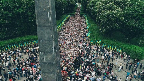 Возложение цветов у Вечного огня проходит медленно