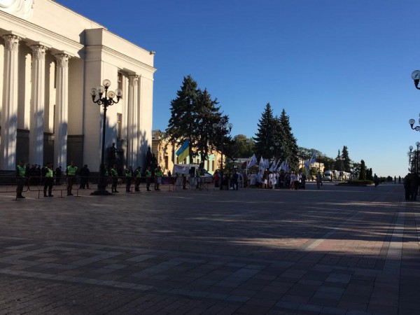 Медики возле Верховной Рады