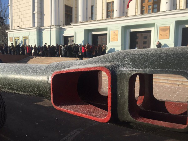 У здания Донбасс Оперы собрались около тысячи человек