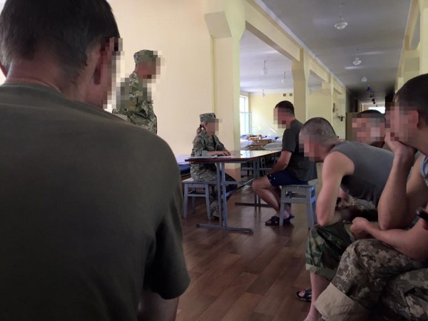 Врач в учебной части проводит дополнительное обследование новобранцев