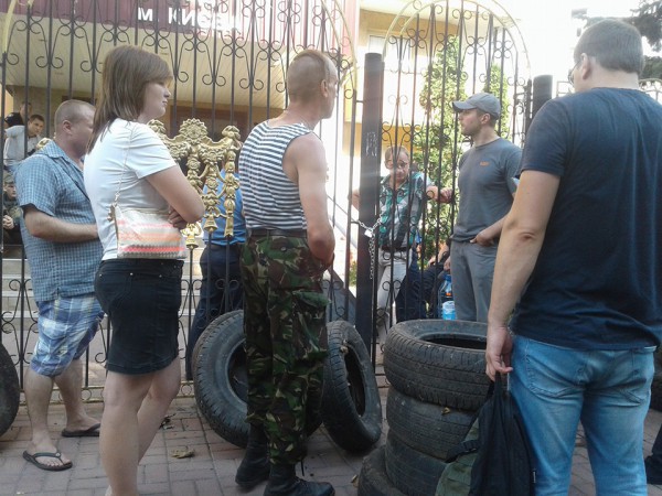 Между активистами и правоохранителями у Оболонского суда произошли стычки