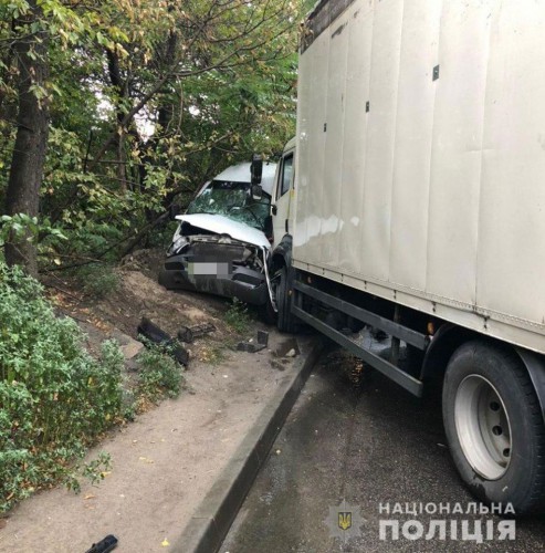 Грузовик вылетел на обочину