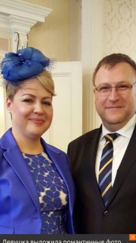 На голове у Галибаренко была шляпа в виде цветка