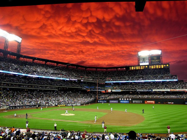 Кровавое небо во время бейсбольного матча