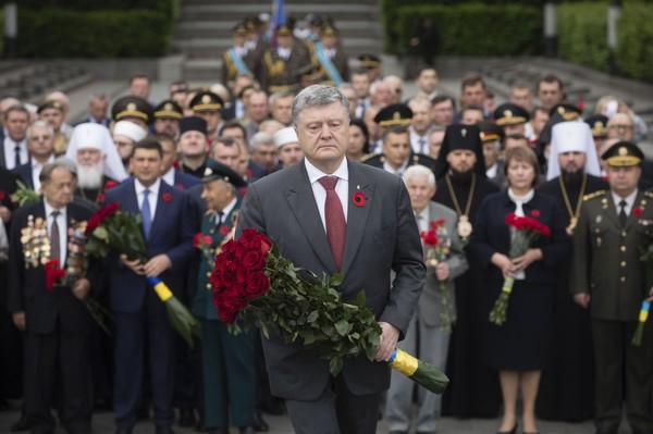 Петр Порошенко почтил память жертв Второй мировой войны