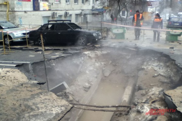 На Красноармейской, 129 возле высотки прорвало теплотрассу