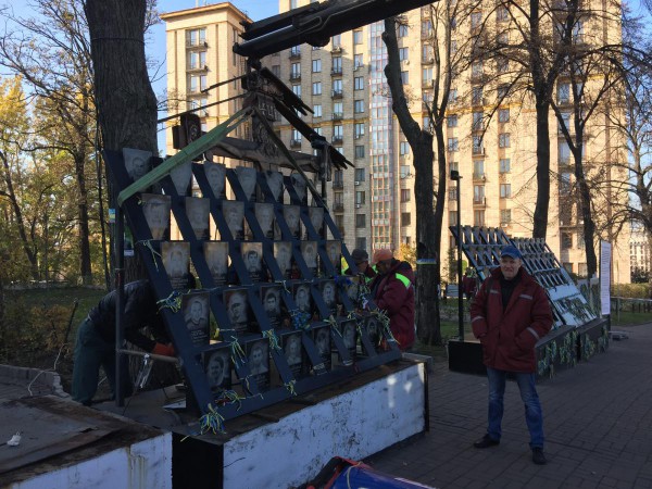 Коммунальщики демонтируют мемориал
