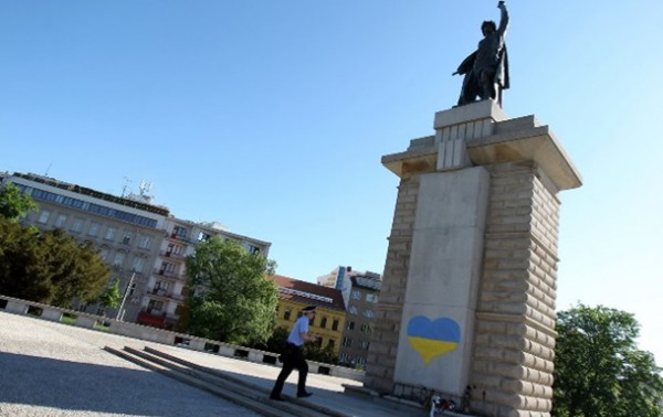 В Чехии разрисовали скульптуру красноармейца