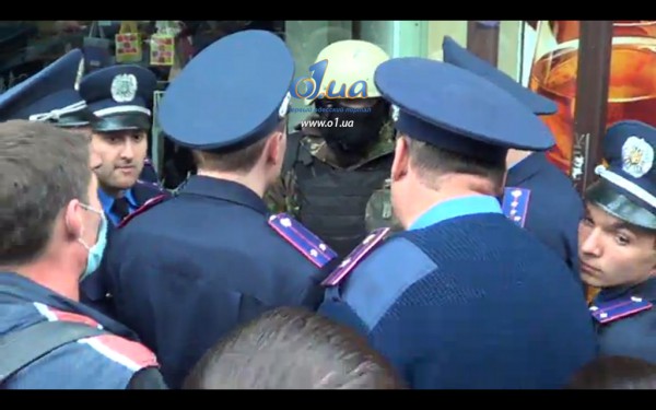 Милиция обступила участника пророссийского митинга, протестующие считают, что он - российский диверсант