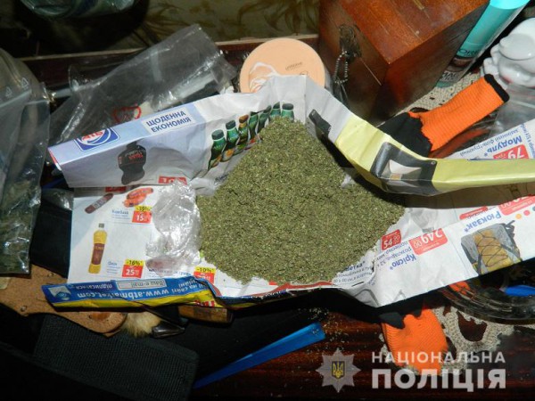 При осмотре полицейские изъяли 200 грамм канабиса