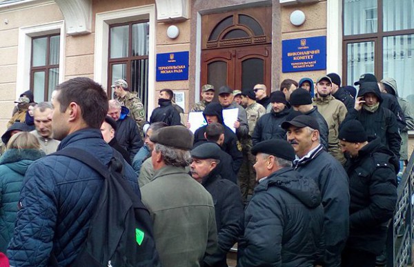 После словесной перепалки в депутатов начали бросать тяжелые предметы и брызгать перечным баллончиком