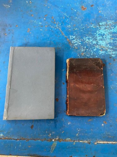 Книги мужчина спрятал в авто