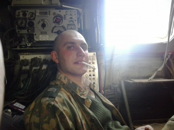 Краснопрошин внутри одной из машин части. По погонам видно, что он сержант.