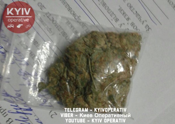 Полицейские пытались объяснить дилеру, что марихуана их не интересует