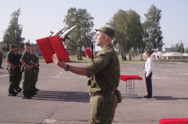 Иван Краснопрошин на плацу 53-й бригады 22 июля 2012
