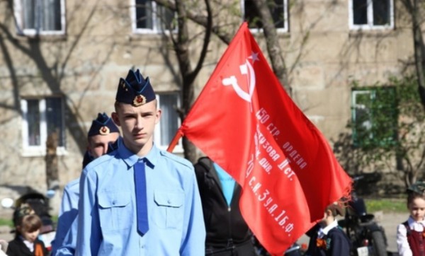 В Луганск привезли знамя победы