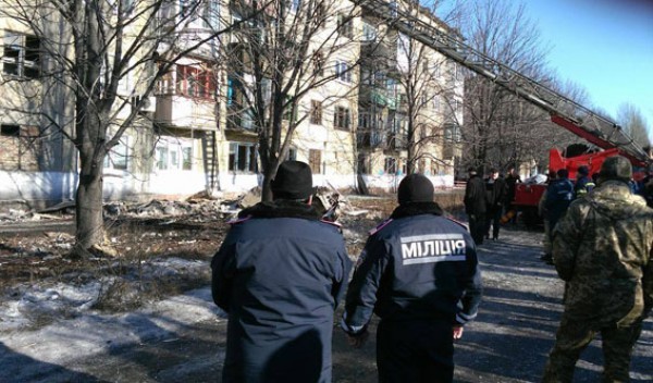 На месте взрыва работают спасатели