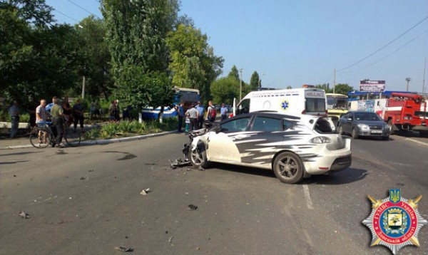 Автобус также выехал на встречную полосу и врезался в дерево