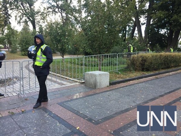 Охрана не пропускает митингующих