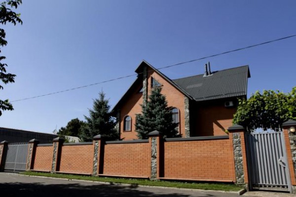 Дом Петра Мельника в родном селе Дмитровка