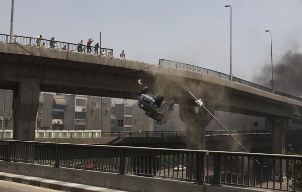 Бои на улицах Египта. Броневик падает с моста