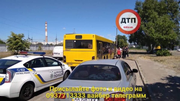 Патрульные выясняют обстоятельств происшествия