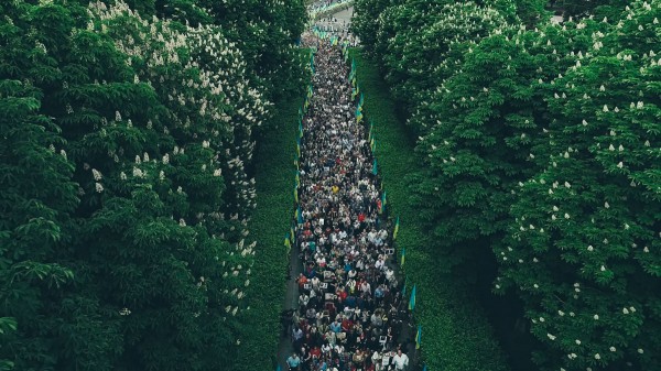 На акцию пришли около тысячи участников и трех-четырех тысяч — понаблюдать за ней