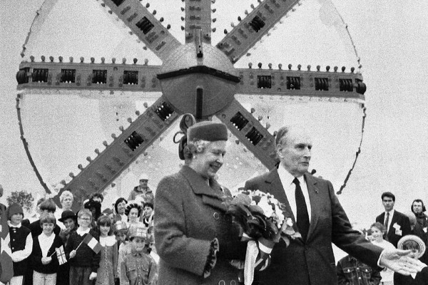Строительство тоннеля под Ла-Маншем. Королева Великобритании Елизавета II и президент Франции Франсуа Миттеран.