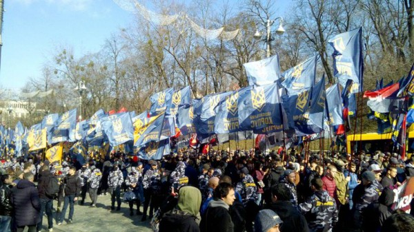 Звучит множество кричалок и лозунгов