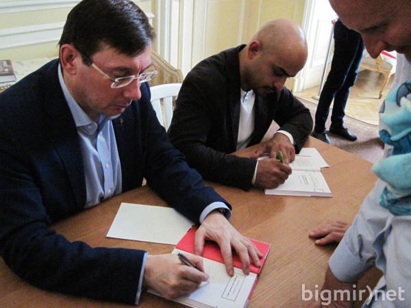 Автограф-сессия Юрия Луценко и Мустафы Найема
