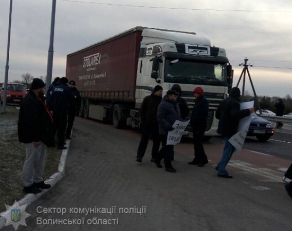 Люди возмущены новыми таможенными правилами