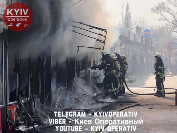 Огонь быстро распространился на другие киоски