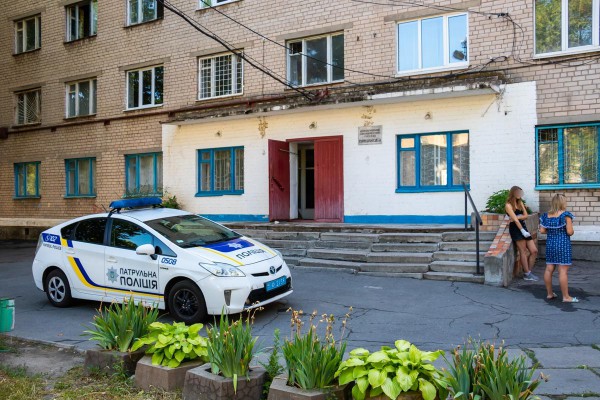 Она упала на крышу пристройки