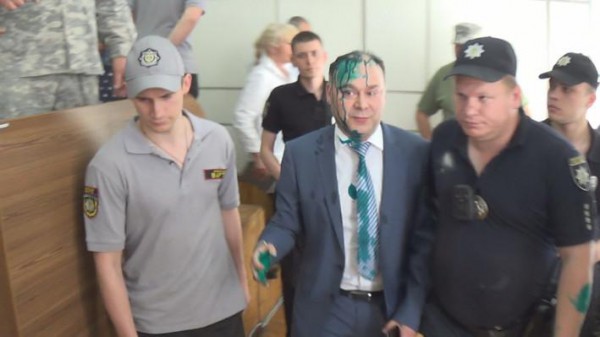 Мэра Никополя облили зеленкой