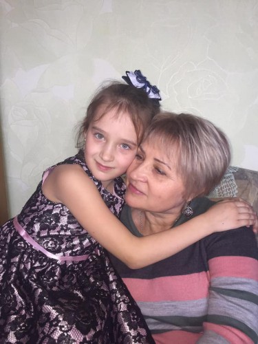 На фото: 9-летняя девочка с бабушкой