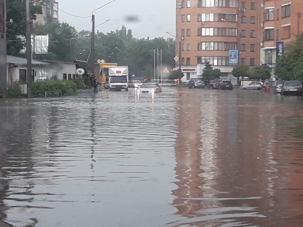 Улицы Харькова залило водой