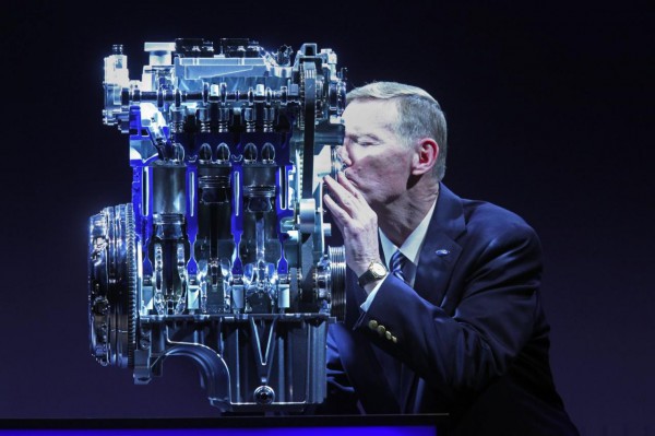 Глава компании Форд целует мотор EcoBoost