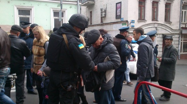 Милиция обыскивает всех