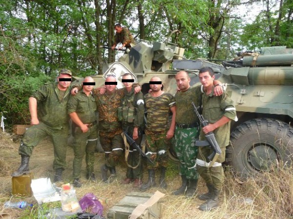 Последняя фотография Антона Туманова (крайний справа) во временном лагере под городом Снежное (судя по геотегу, оставленному сослуживцем Антона, который выложил фото)