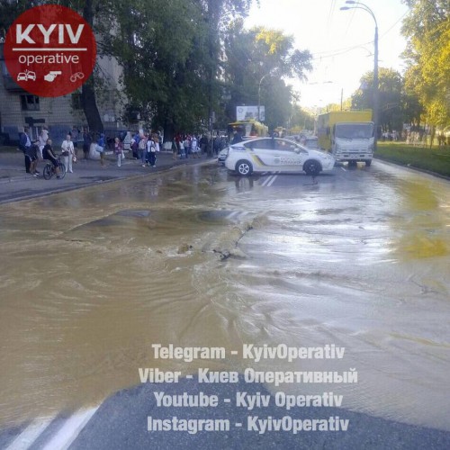 Из-за канализационной воды частично перекрыли движение
