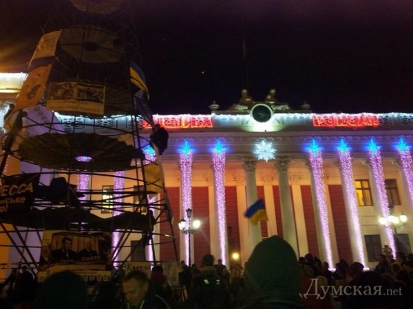 Главную елку Одессы превратили в символ Евромайдана